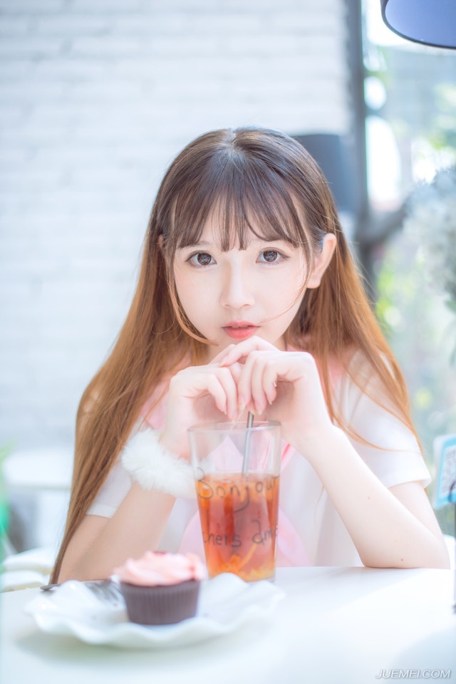 “什么！？”刘璋面色顿时惨白，议事厅里，一群人却是神色不由自主的活络起来，刘璋自掘坟墓，致使民心、军心尽失，如今阆中十万大军皆反，整个益州北部，已经沦为吕布治地，虽然吕布同样不怎么受人待见，但关中这些年的发展大家也看在眼里，虽说地没了，但吕布那里就算致仕，也至少能够混个富家翁做做，而且吕布到现在为止，还没有做过违背自己定下律法的事情。